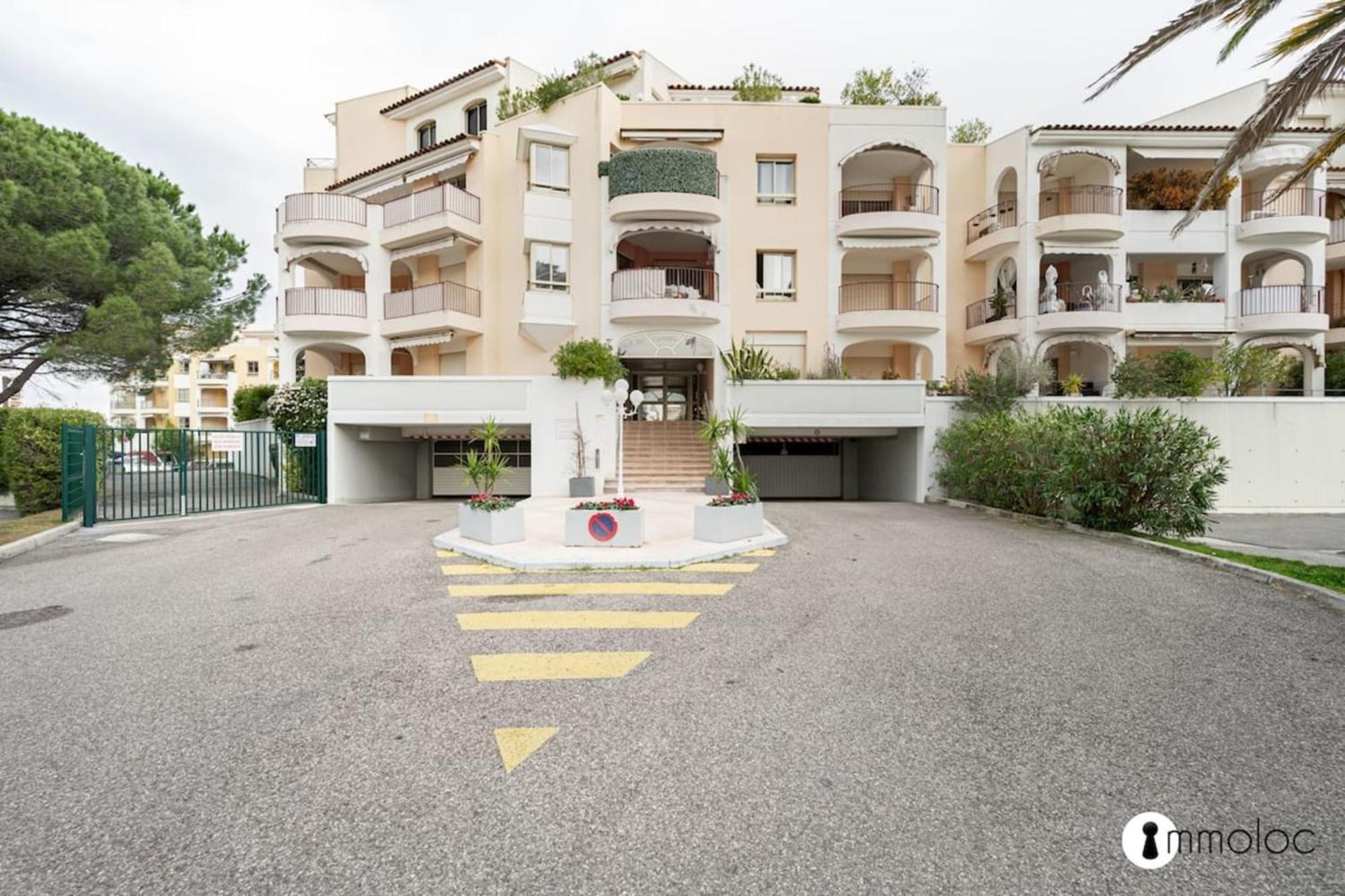 Spacious Apartment With Pool Located In The Marina Of Mandelieu Eksteriør billede